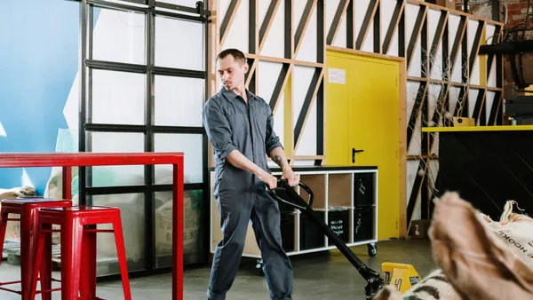 Pantalla de mòbil mostrant resultats de Google Maps amb negocis locals a Catalunya