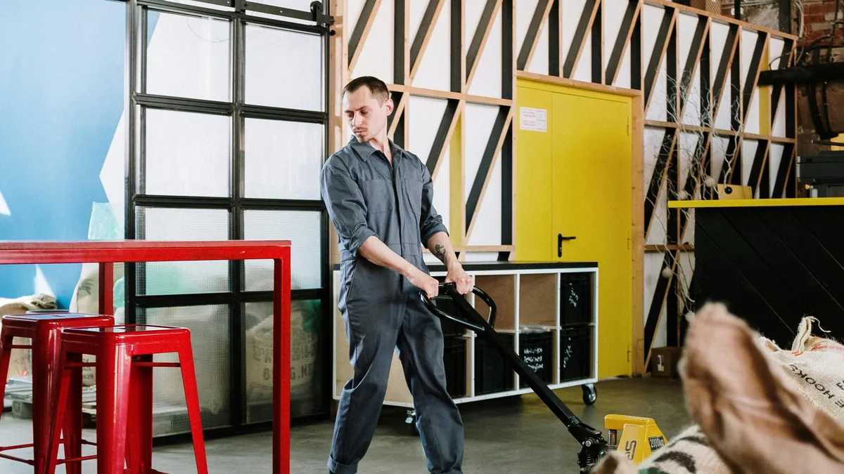 Pantalla de mòbil mostrant resultats de Google Maps amb negocis locals a Catalunya